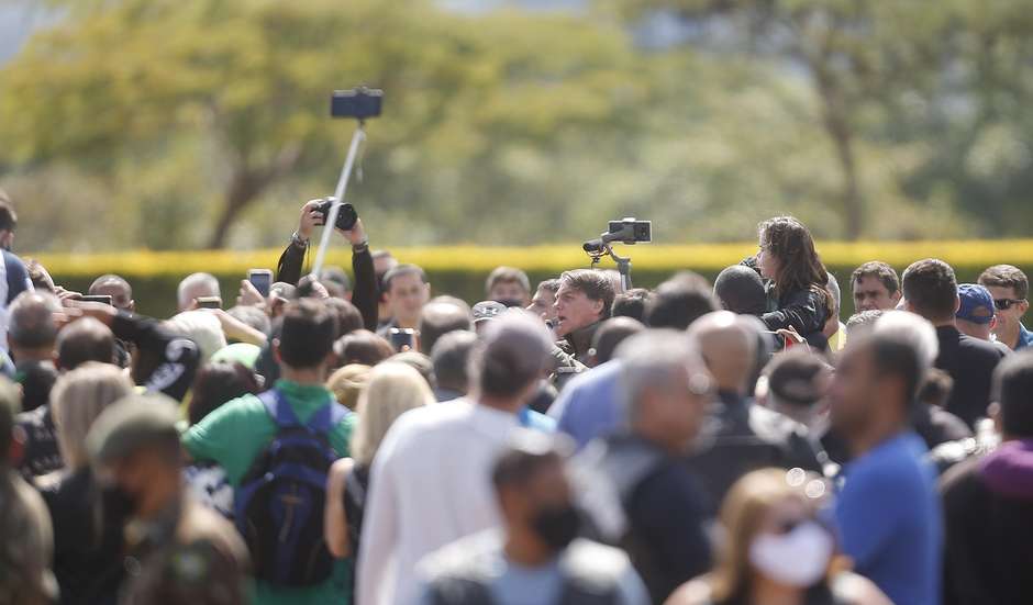 Acompanhado De Apoiadores Bolsonaro Passeia De Moto Pelas Ruas De