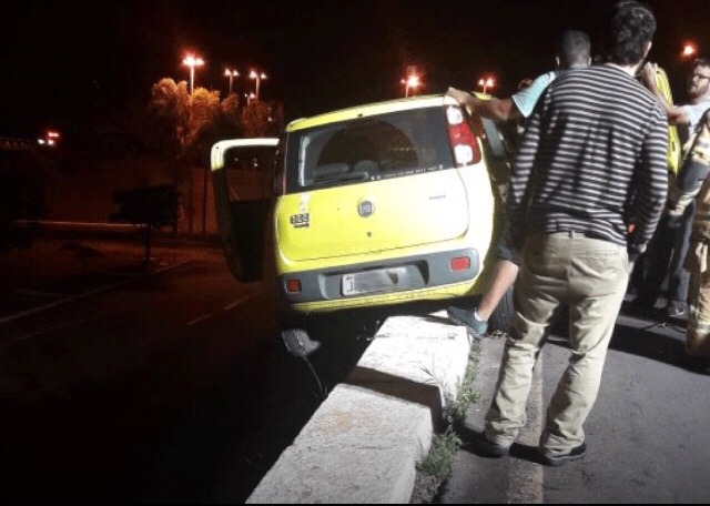 Carro fica pendurado em pista perto da Esplanada dos Ministérios