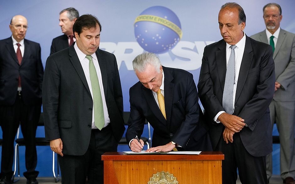 Temer fará a intervenção no Rio enquanto aliados tentam angariar votos para a reforma da previdência