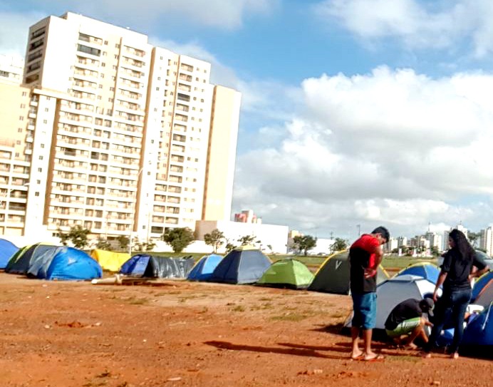 Famílias que ocupam área em Samambaia batizam o acampamento como “Vila Marielle”