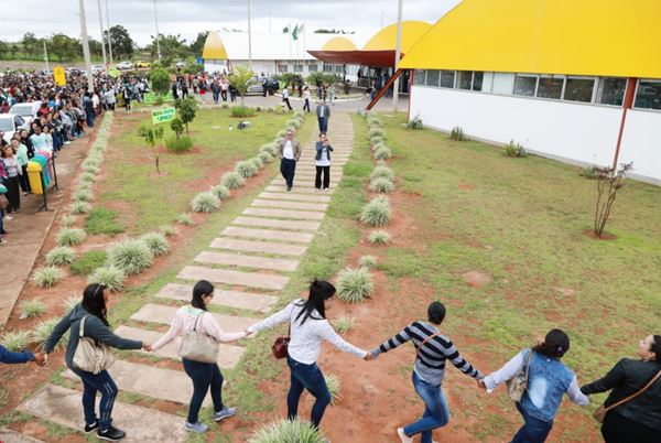 Contra devolução ao GDF, pacientes, parentes e autoridades abraçam o Hospital da Criança