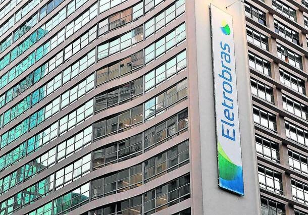 Atual gestão da Eletrobras pagou quase R$ 2 milhões para que falassem mal da própria empresa