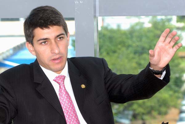 Servidor do distrital Cristiano Araújo (PSD) diz à Polícia Federal que repassava parte do salário a deputada do Piauí