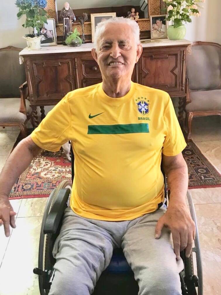 Foto de Roriz com a camisa da seleção bombou nas redes sociais