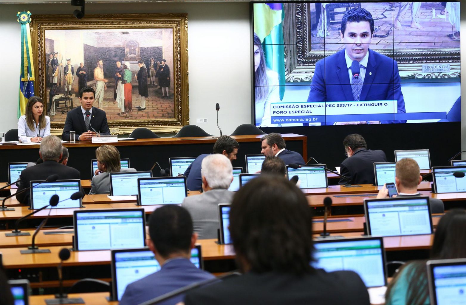 Dos 34 deputados da Comissão Especial, 27 querem o Fim do Foro Privilegiado