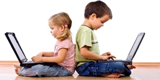 Para especialistas, pais devem acompanhar uso da internet por crianças