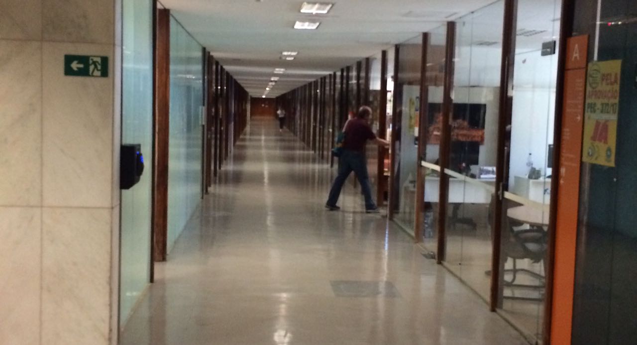 O Fino da Política – Distrital circula nos corredores da Câmara dos Deputados pedindo votos