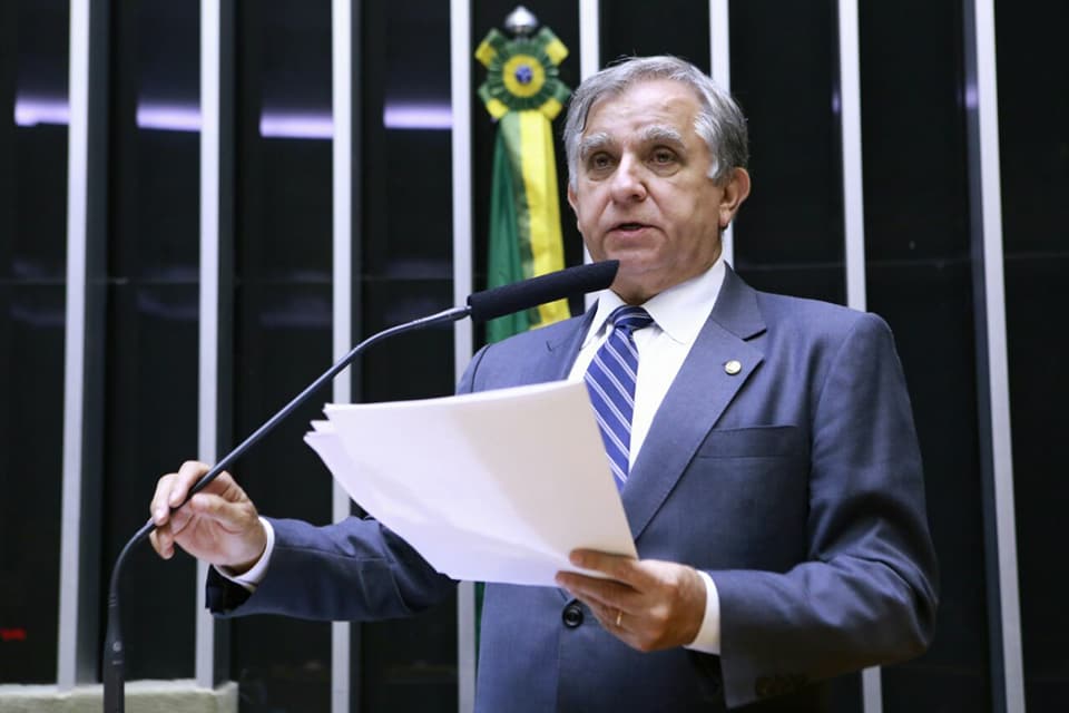 Nos bastidores, nome de Izalci ganha força para ser ministro da Educação do governo Bolsonaro