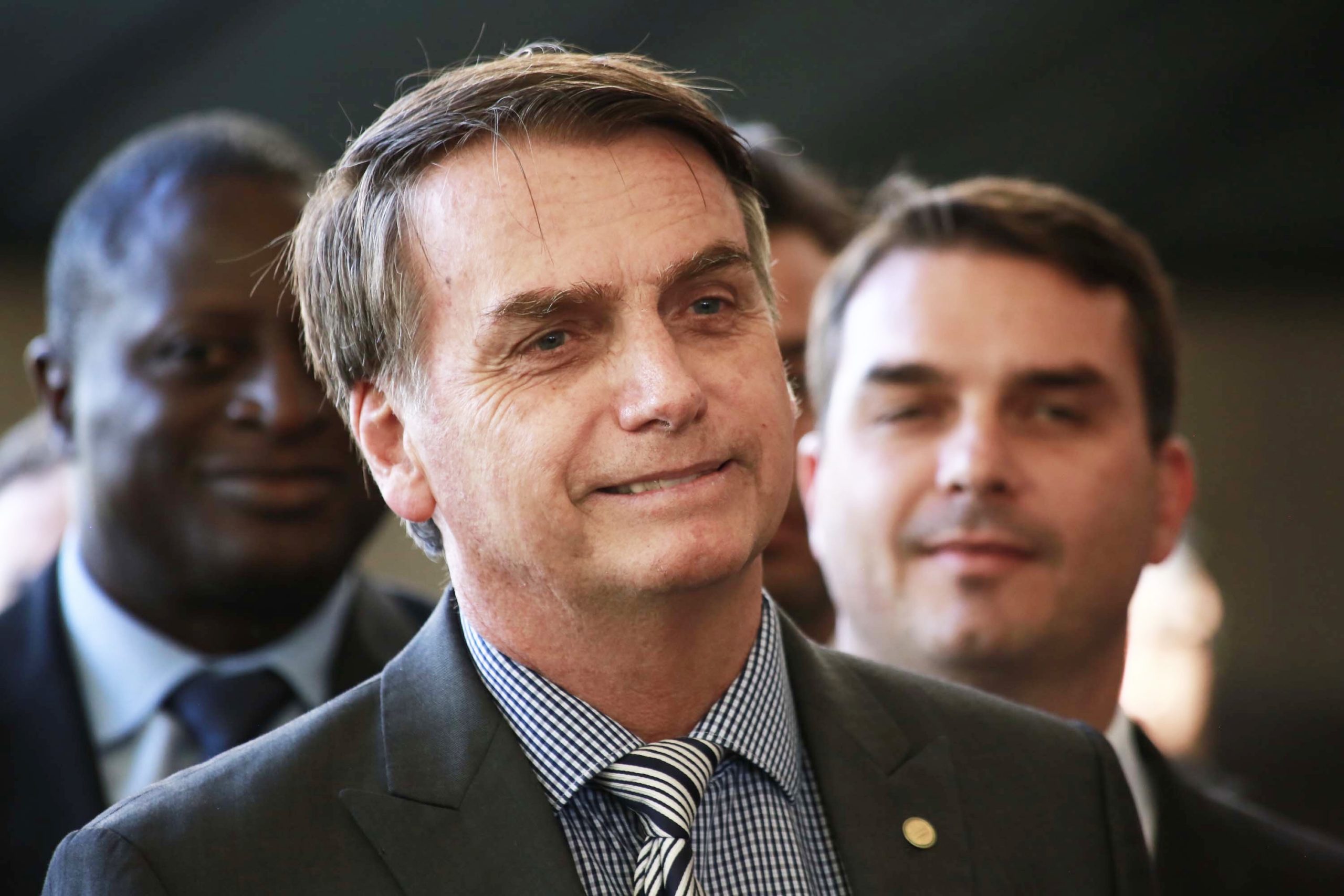 O Fino da Politica – Bolsonaro negocia apoio de partidos da velha política