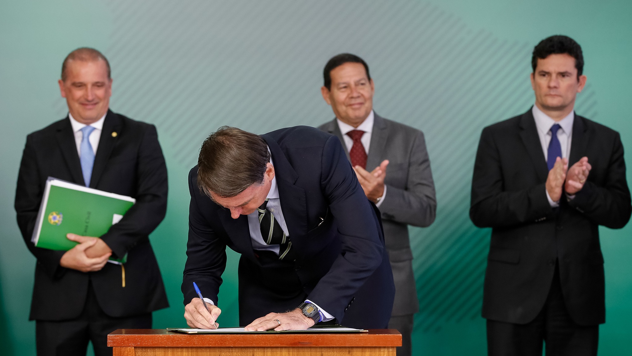 Bolsonaro assina decreto que regulamenta Estatuto do Desarmamento e posse de arma