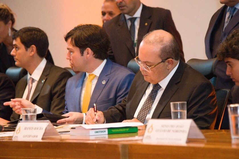 Ibaneis parte para o confronto com deputados distritais