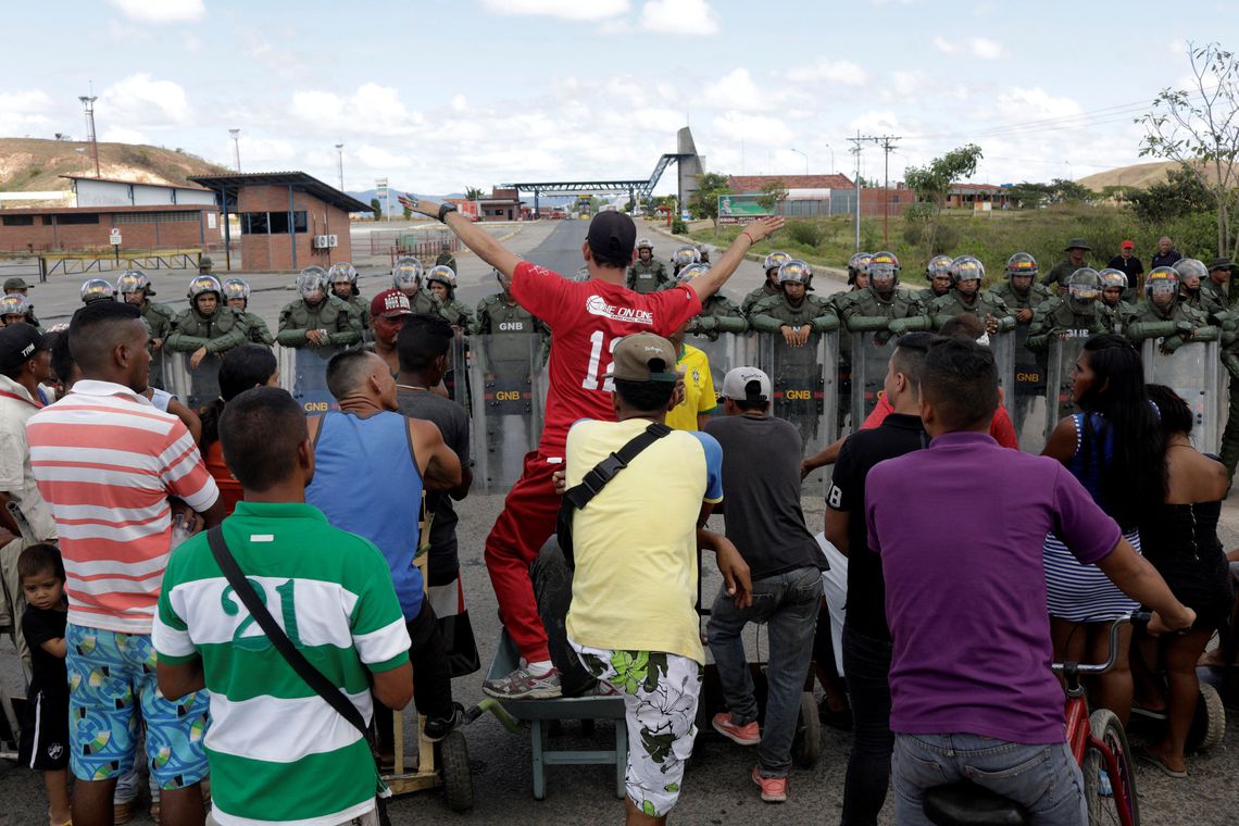 Um dos dois caminhões com comida e medicamentos passa pela fronteira do Brasil com a Venezuela