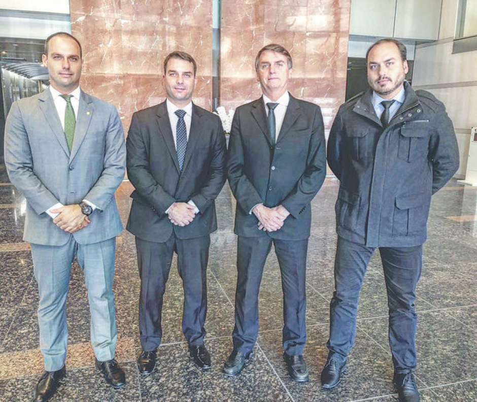 Após caso do ex-motorista, família Bolsonaro volta aos holofotes com Bebianno e PSL