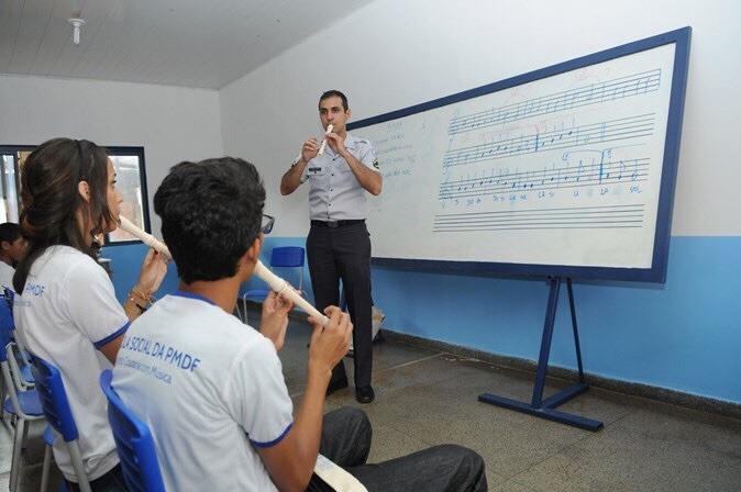 Pesquisa aponta que 85% da população concorda com escolas cívico-militares na rede pública