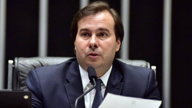 Rodrigo Maia quer porque quer manter auxílio-mudança de reeleitos