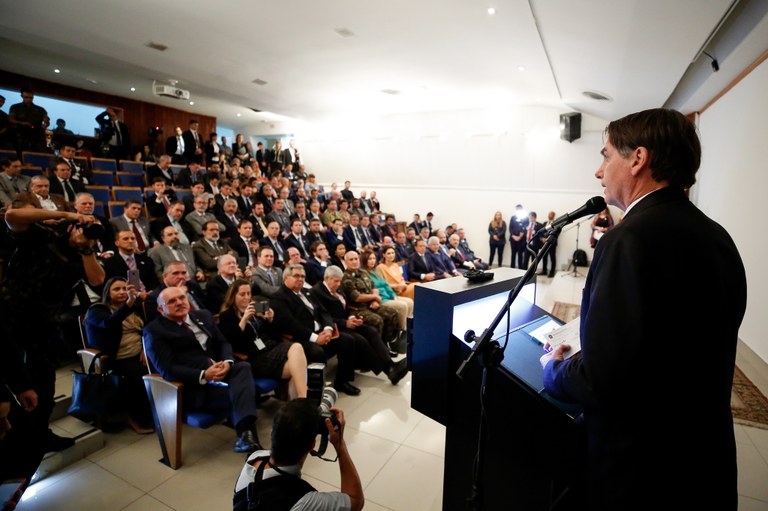 “País que não tem ciência e tecnologia tá condenado a ser escravo de quem as tem”, diz Bolsonaro