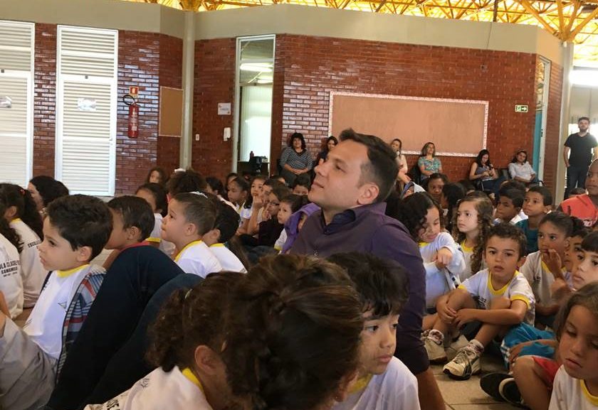 Emendas do deputado Prof. Israel Batista bancaram compra de bonecas de pano a R$ 4,9 mil