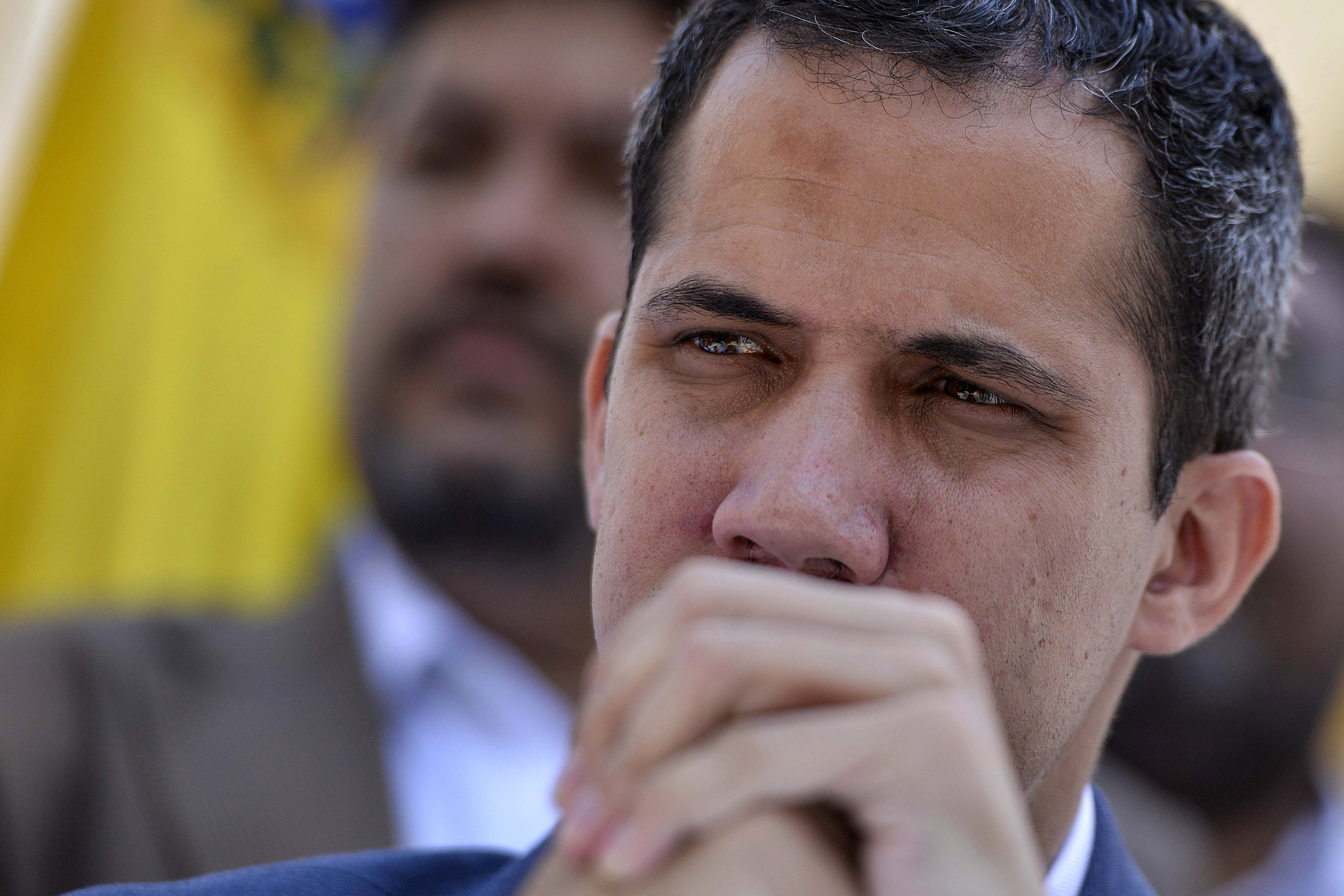 Grupo armado ataca carro de Juan Guaidó na Venezuela