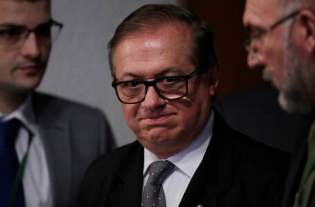 Bolsonaro indica que pode demitir Vélez na segunda