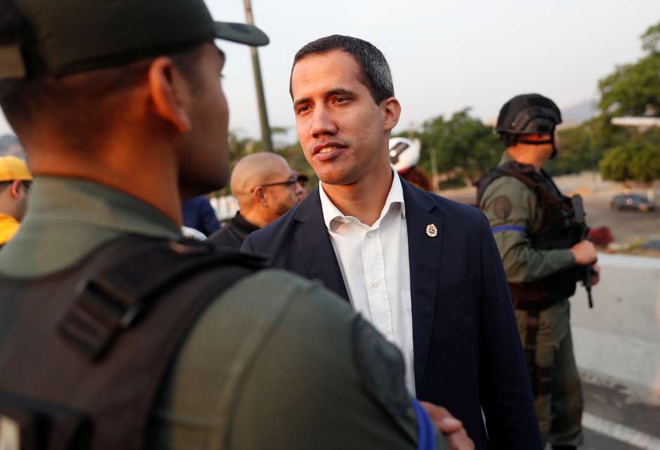 Juan Guaidó anuncia apoio dos militares para derrubar Maduro