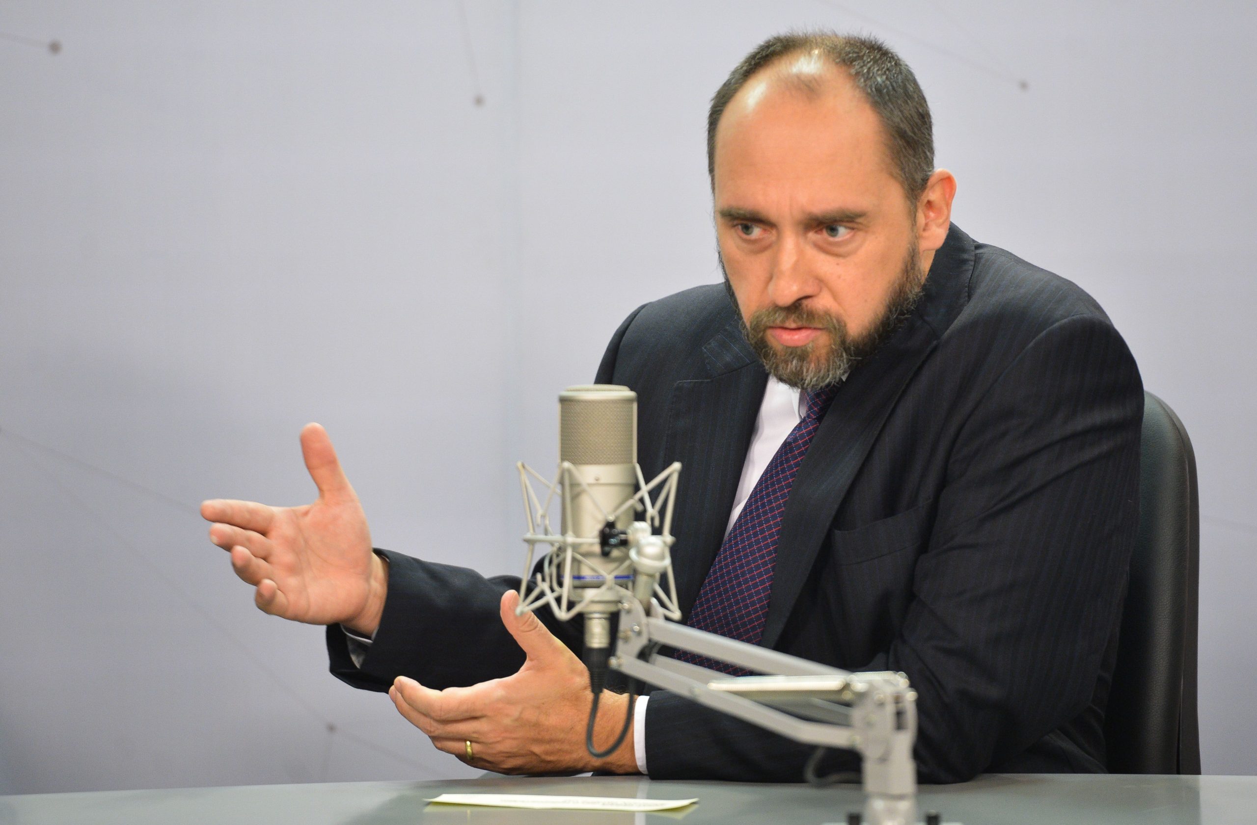 Ex-advogado-geral da União desmente versão de que Ibaneis exagerou na bebida durante voo para Portugal