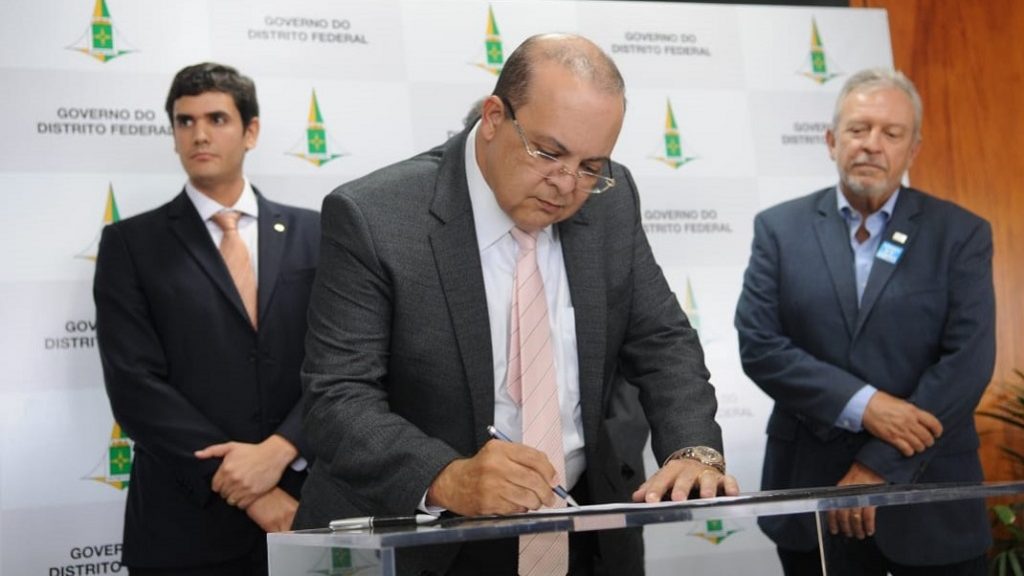 Ibaneis formaliza doação de todo seu salário para a Casa do Ceará