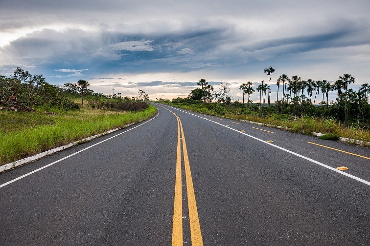 Bolsonaro contorna crise do transporte liberando crédito para caminhoneiros e recursos para rodovias