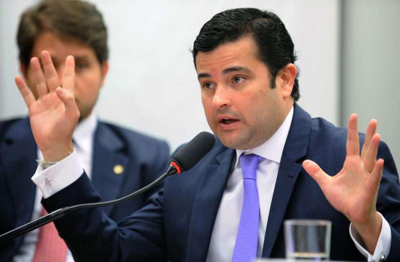 Justiça bloqueia R$ 3,5 bi de políticos e do MDB e PSB