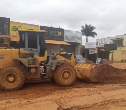 Máquinas trabalham nas ruas de Vicente Pires