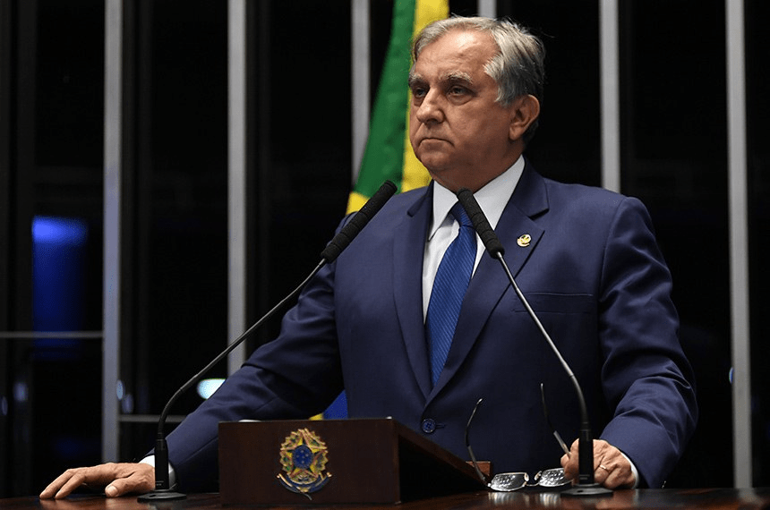 Izalci Lucas recebe elogios de senadores, em especial, do senador Reguffe que o chamou de “amigo e conselheiro” ao prestar contas de seu mandato