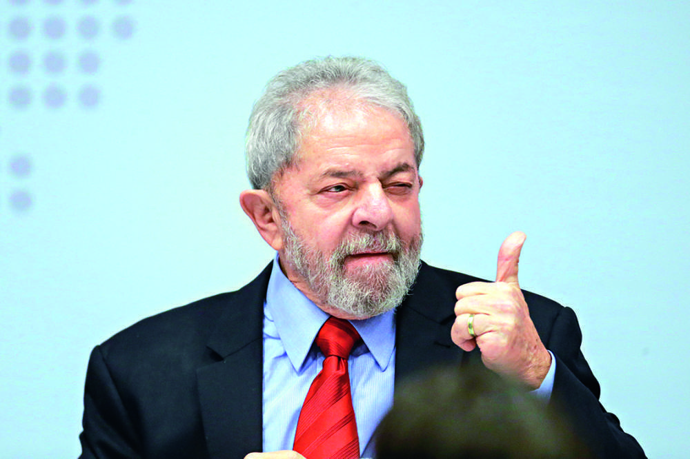Defesa de Lula pede ao STJ que ele cumpra a pena em regime aberto no caso do tríplex