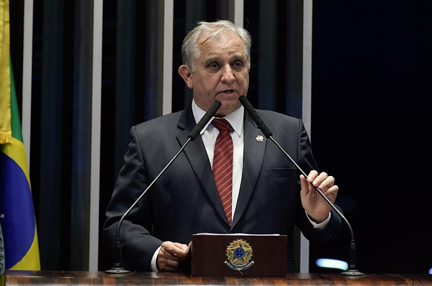 Izalci defende projeto que oferece bolsa a aluno de graduação em troca de monitoria