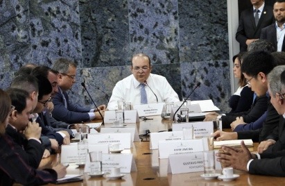 Ibaneis recebe comitiva de chineses interessados na concessão do metrô do DF