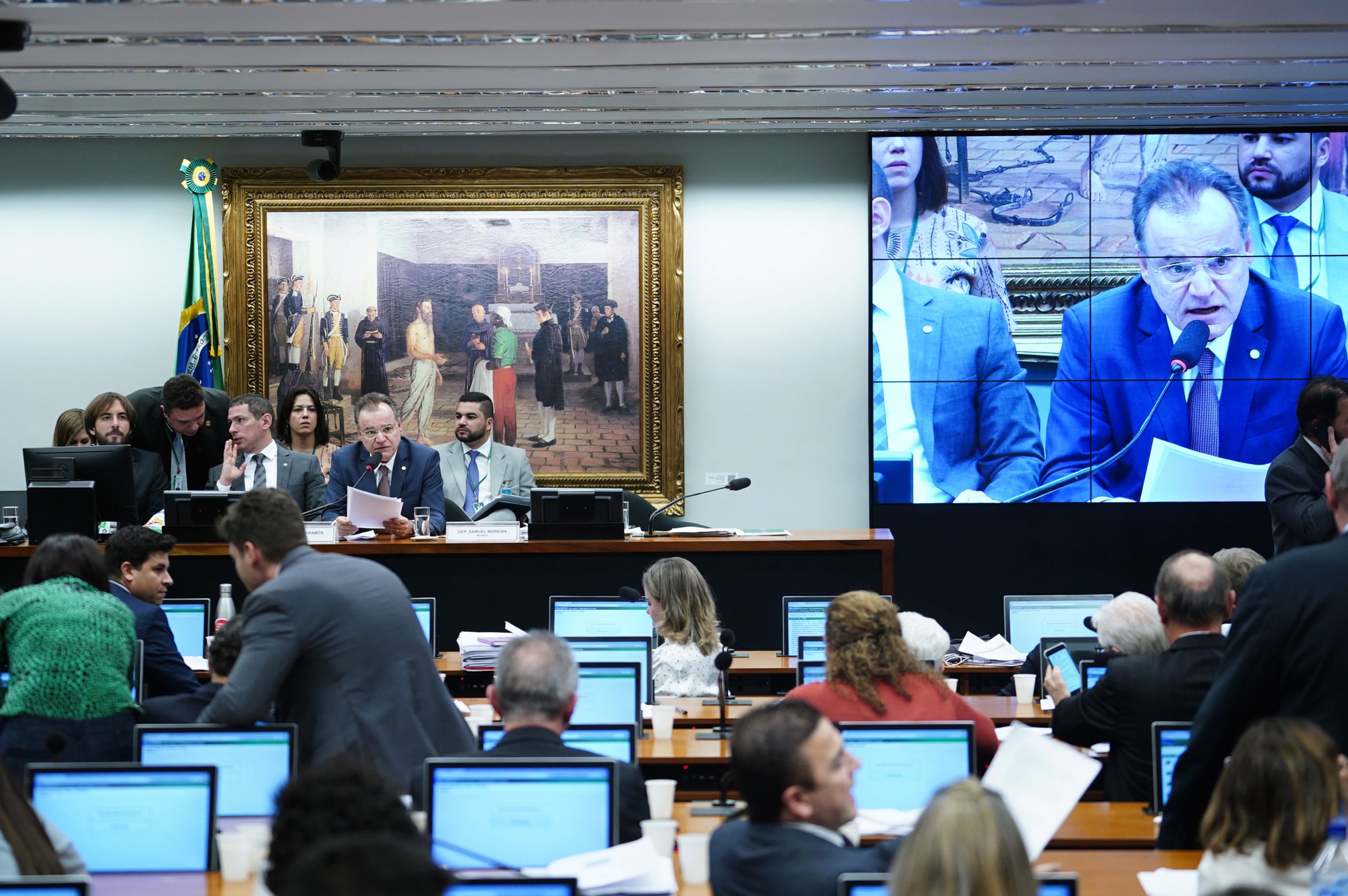 Reforma da Previdência é aprovada na comissão da Câmara dos Deputados