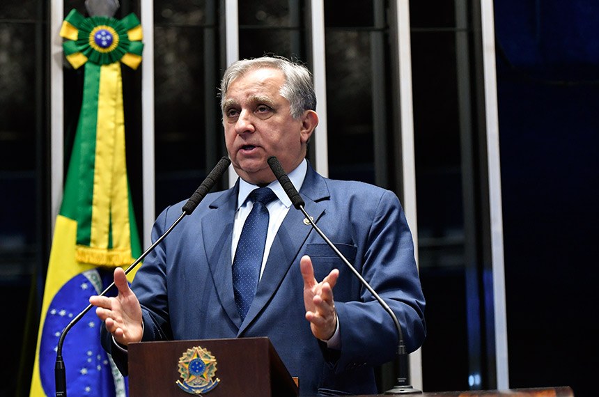 Senador Izalci comemora dois anos da lei de regularização fundiária