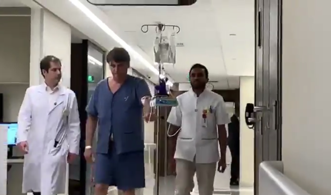 Bolsonaro caminha pelo corredor do hospital