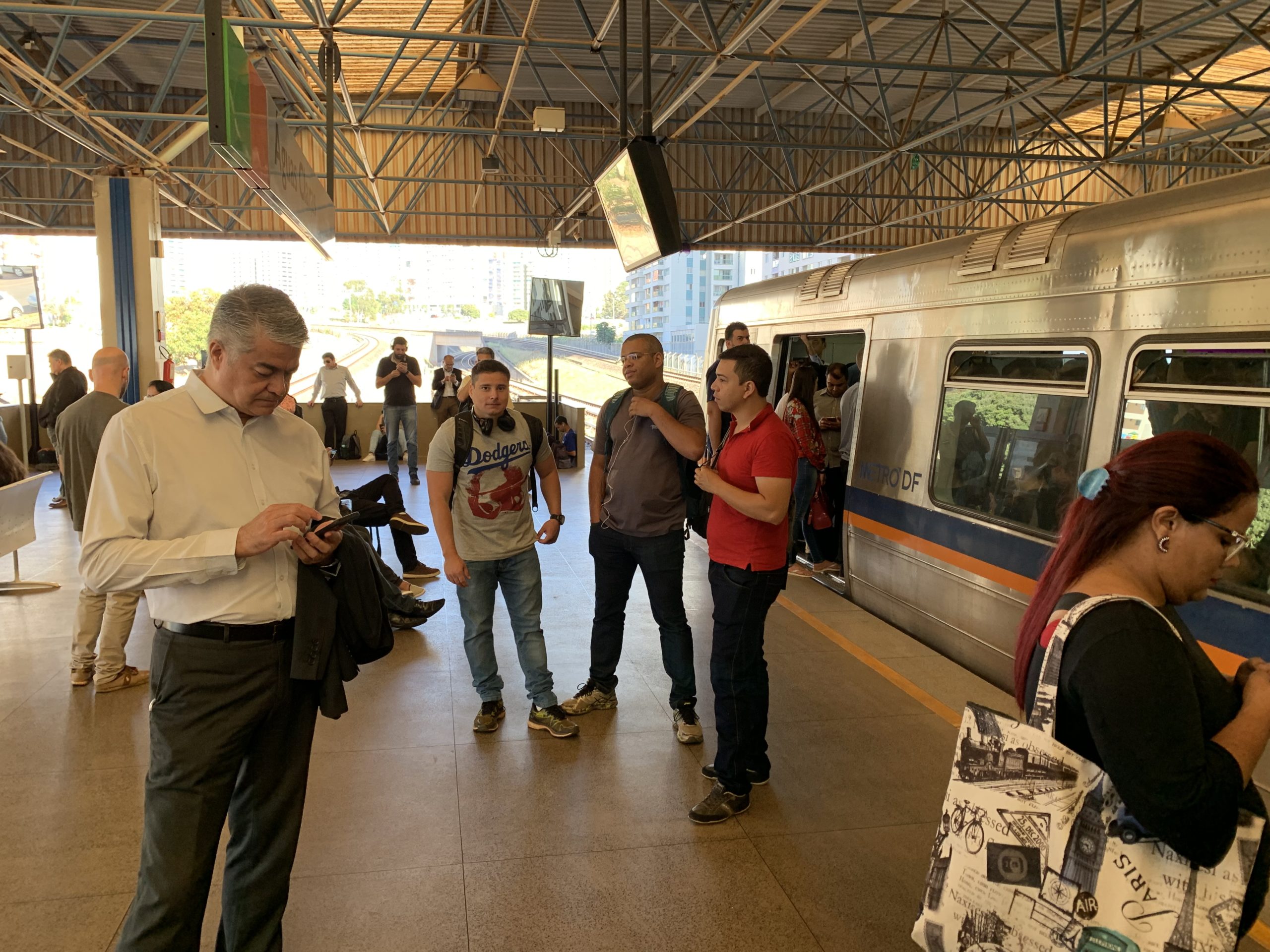 Metrô parado devido à trilhos rachados entre as estações Shopping e Asa Sul