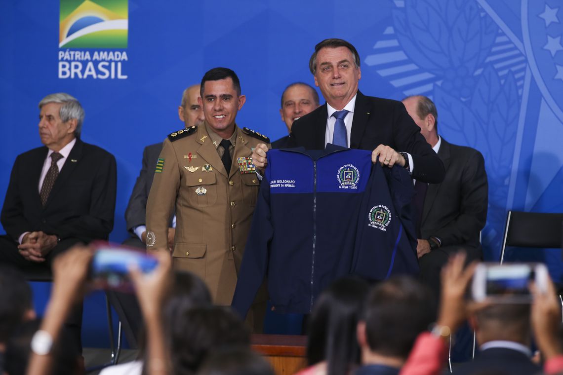 Bolsonaro lança programa para escolas cívico-militares e anuncia a implantação de 216 escolas até 2023