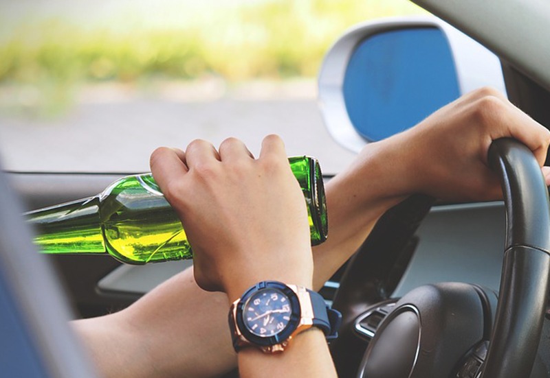 Motorista embriagado dorme no interior do veículo e é preso em Taguatinga com uma pistola e munições