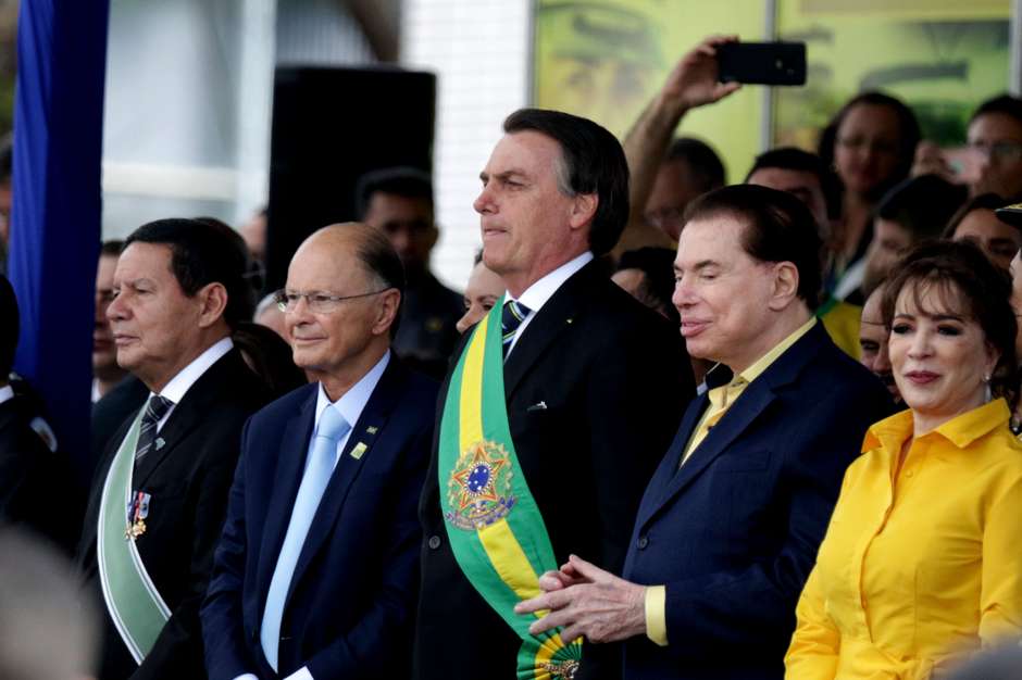 Bolsonaro participa de seu primeiro 7 de setembro ao lado de Edir Macedo e Silvio Santos