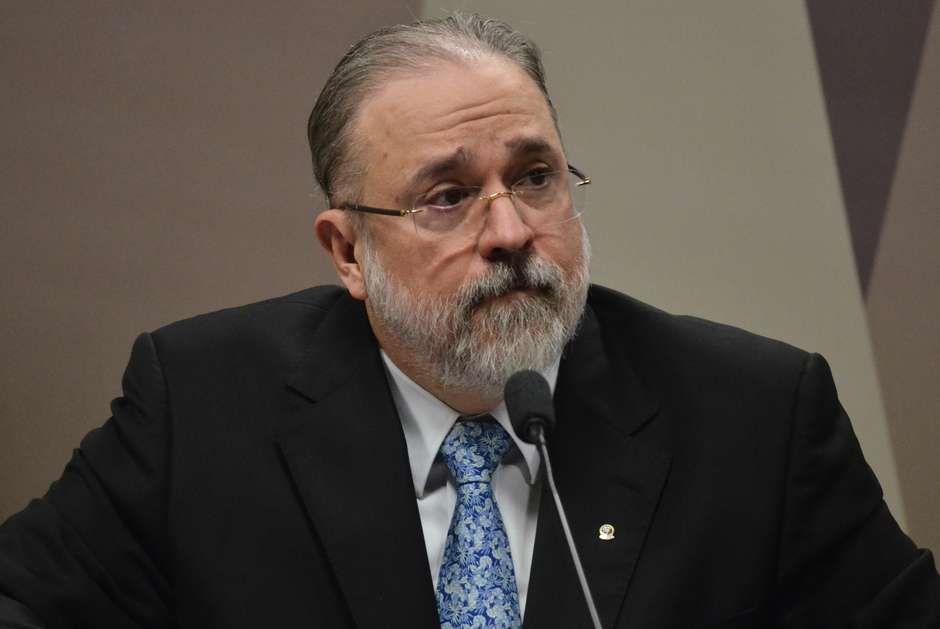 JÁ NOMEADO | Bolsonaro nomeia Augusto Aras para a PGR após aprovação no Senado