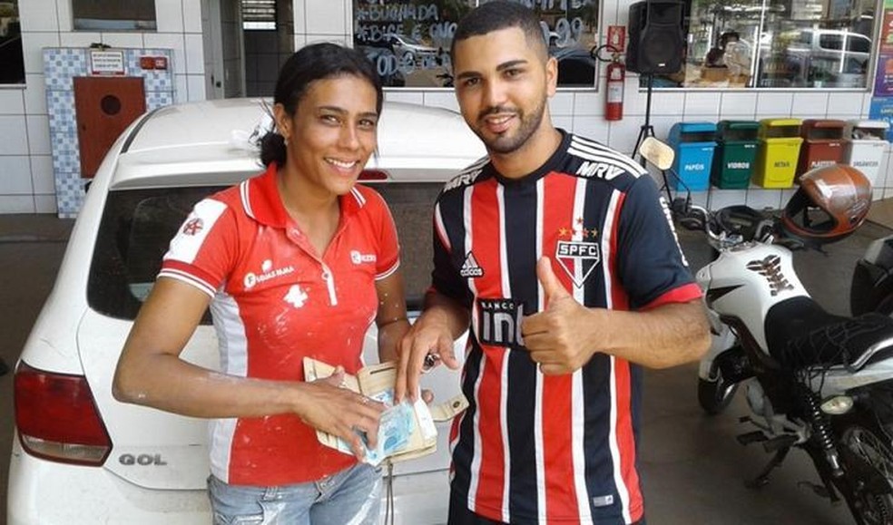 HONESTIDADE | Operador de máquinas encontra carteira com dinheiro e devolve após fazer vídeo para encontrar dona