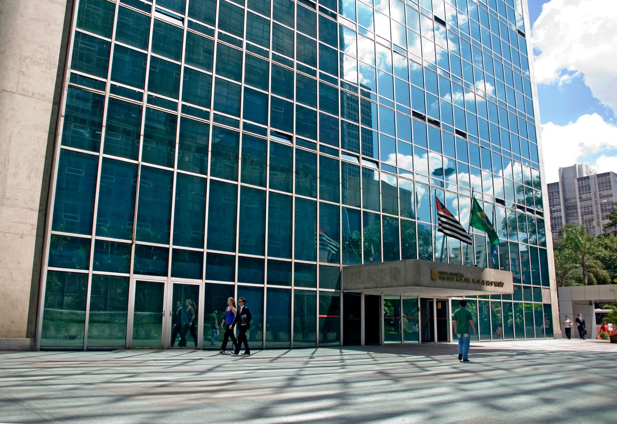 DEU A LOUCA NO PROCURADOR | Procurador da Fazenda esfaqueia juíza dentro do TRF-3 em SP