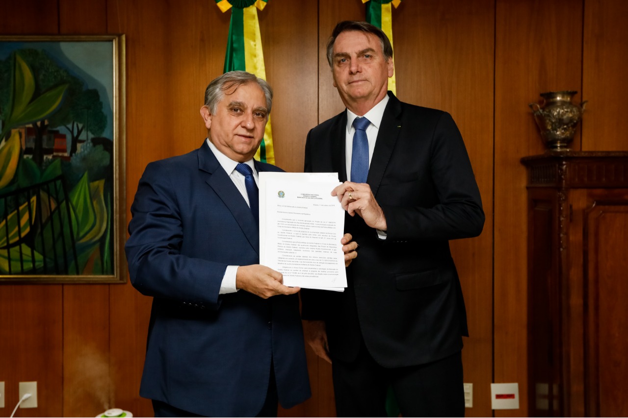 MISSÃO CUMPRIDA! Bolsonaro e Ibaneis recebem proposta de reajuste ...