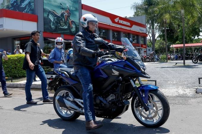 PASSEANDO POR BRASÍLIA | Bolsonaro vai a concessionária buscar moto e pilota por Brasília