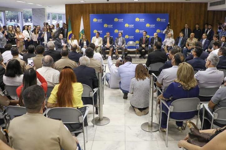 REAJUSTE SALARIAL | GDF assina proposta de aumento para PM e Bombeiros