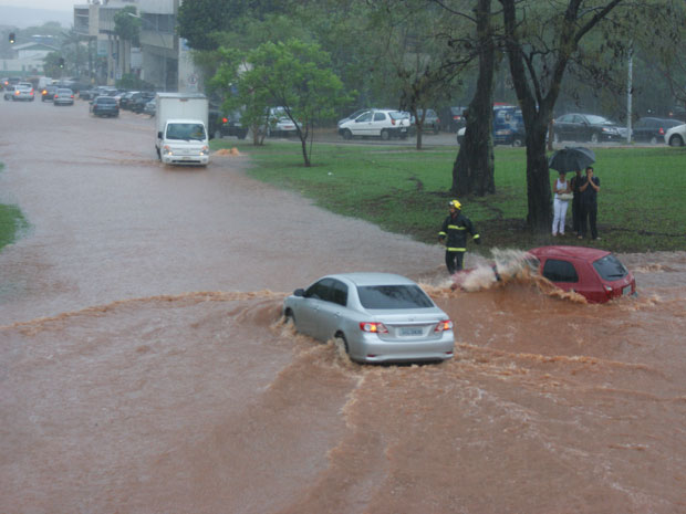 CUIDADO COM AS CHUVAS | GDF age rápido para diminuir impacto da chuva e alerta população para não jogar lixo nas ruas