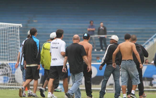 MUDANÇA NO ESTATUTO DO TORCEDOR | Bolsonaro sanciona lei contra torcida que invadir treino