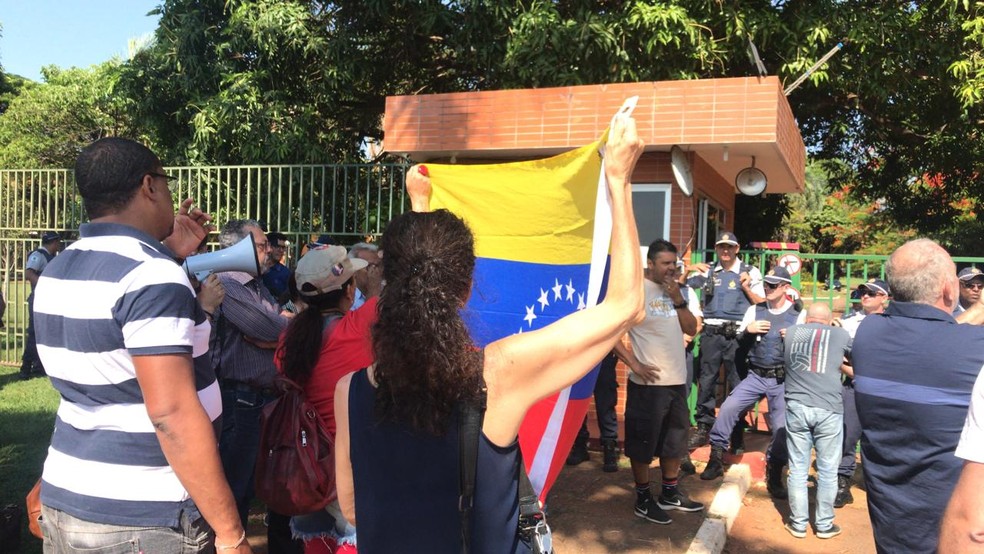 TENSÃO EM BRASÍLIA | Aliados de Guaidó tomam controle de embaixada da Venezuela