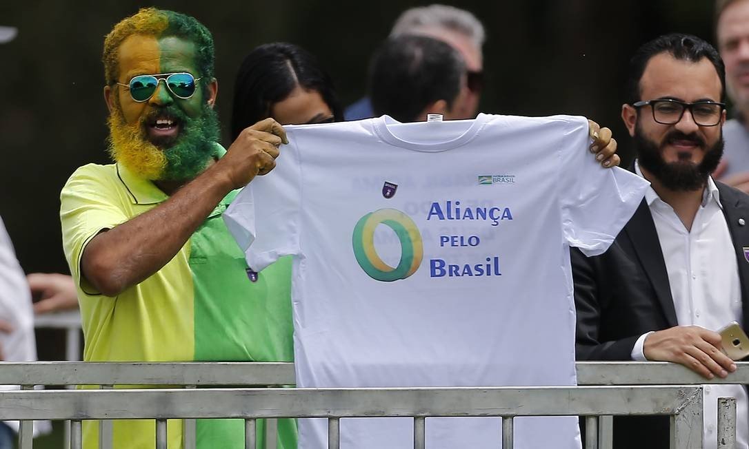 QUEM CHEGAR PRIMEIRO, LEVA | Partido de Bolsonaro e sigla militar disputam o “três oitão”